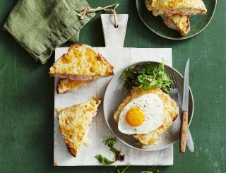 Breakfast toastie with egg