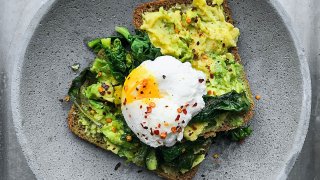 Quick-fix: Avocado, spinach and eggs on rye