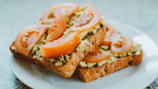 Quick-fix: Avocado, tomato and ricotta toast